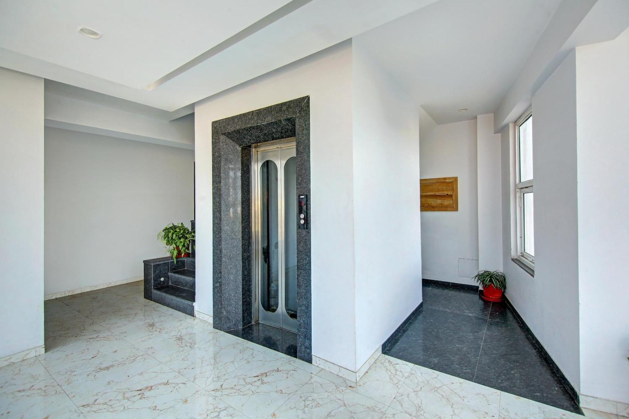 Super Townhouse Geetanjali Inn Γκουργκάον Εξωτερικό φωτογραφία